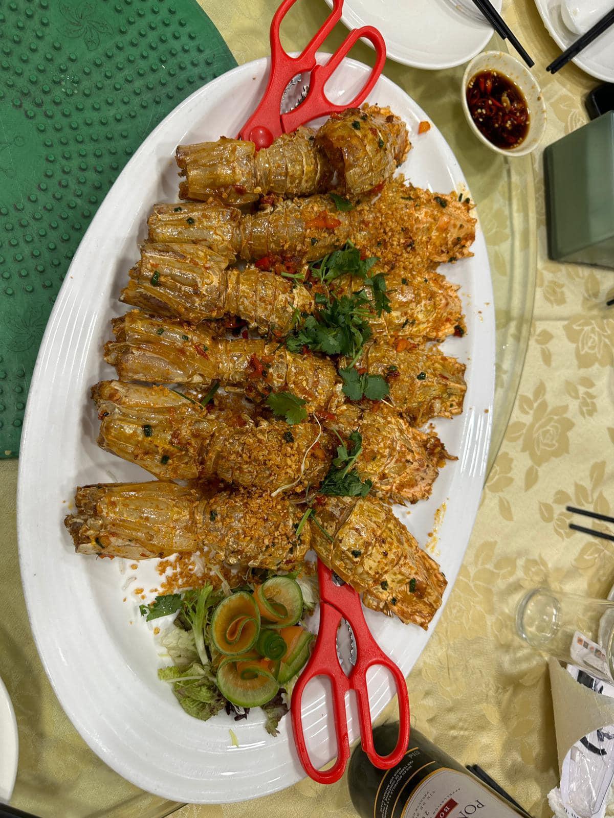 港男一行12人去流浮山用晚膳,埋單竟盛惠1.2萬,網民紛紛嘲笑成水魚。(FB香港茶餐廳及美食關注組)