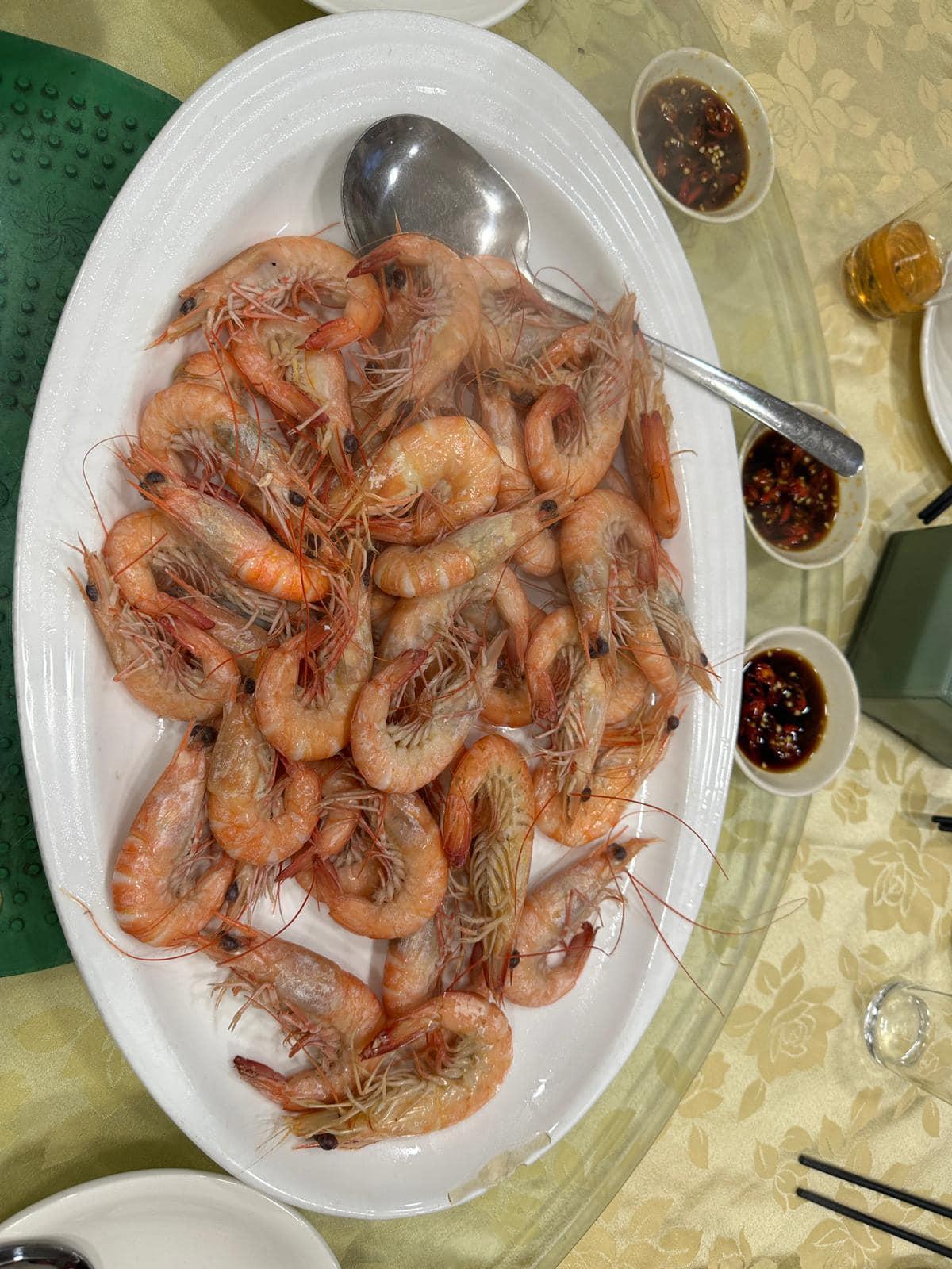 港男一行12人去流浮山用晚膳,埋單竟盛惠1.2萬,網民紛紛嘲笑成水魚。(FB香港茶餐廳及美食關注組)