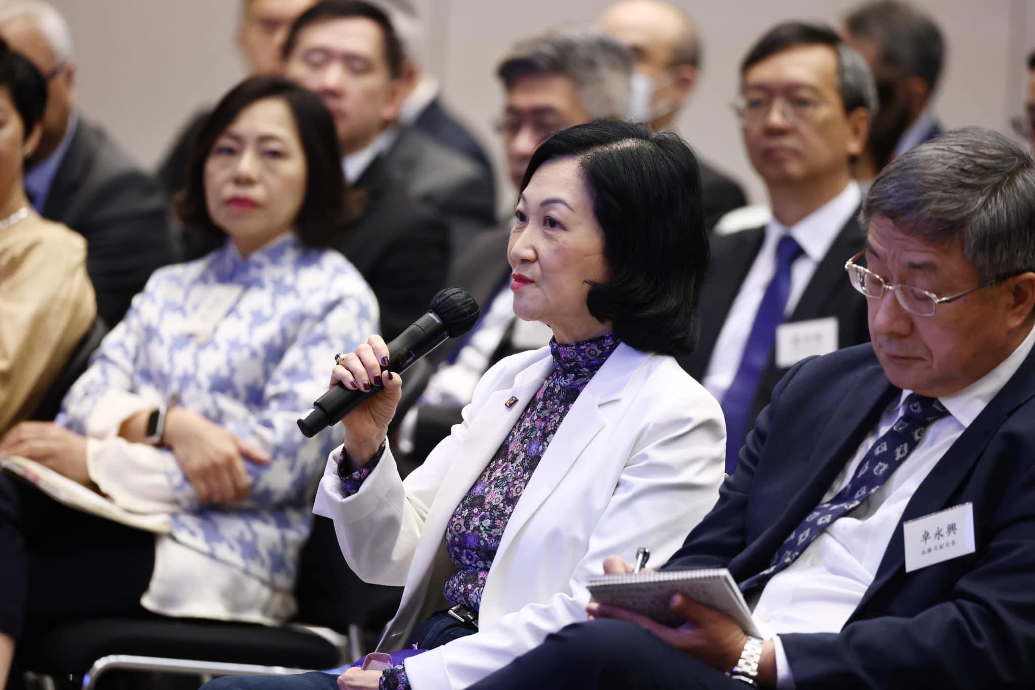 李家超主持全國兩會精神分享會。(FB李家超)