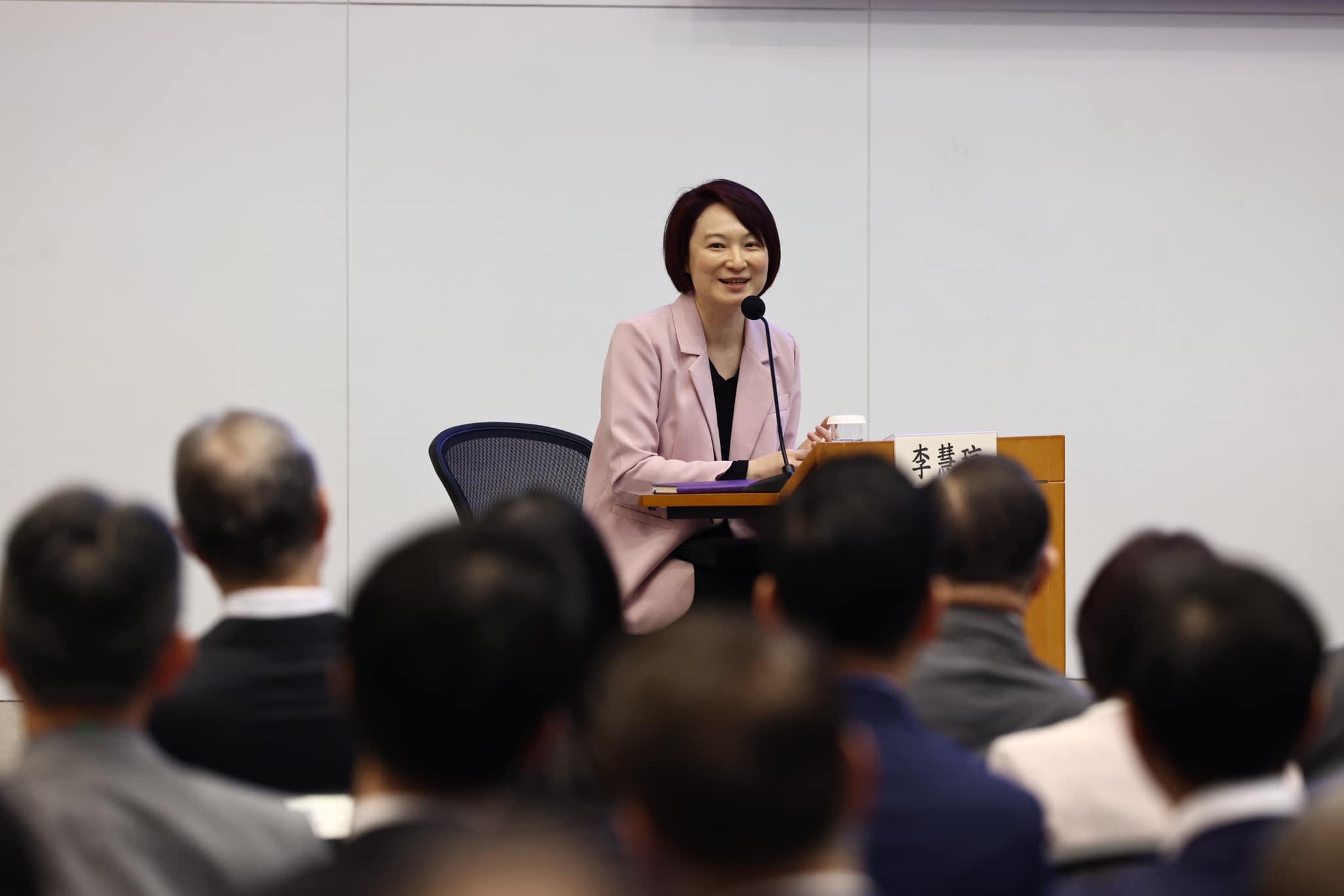 李家超主持全國兩會精神分享會。(FB李家超)