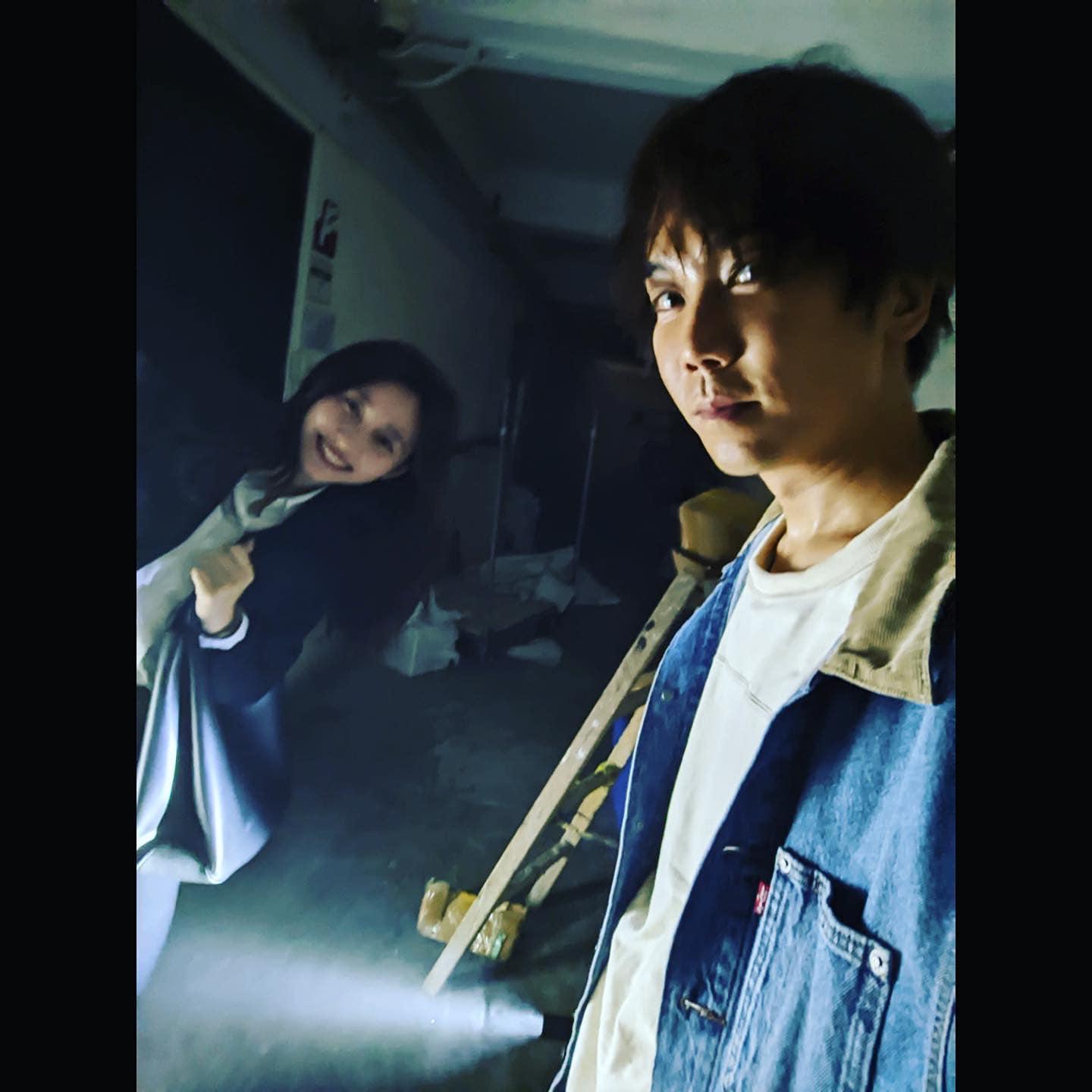 Ivy So和趙善恆在污糟邋遢的舊工廈拍攝。