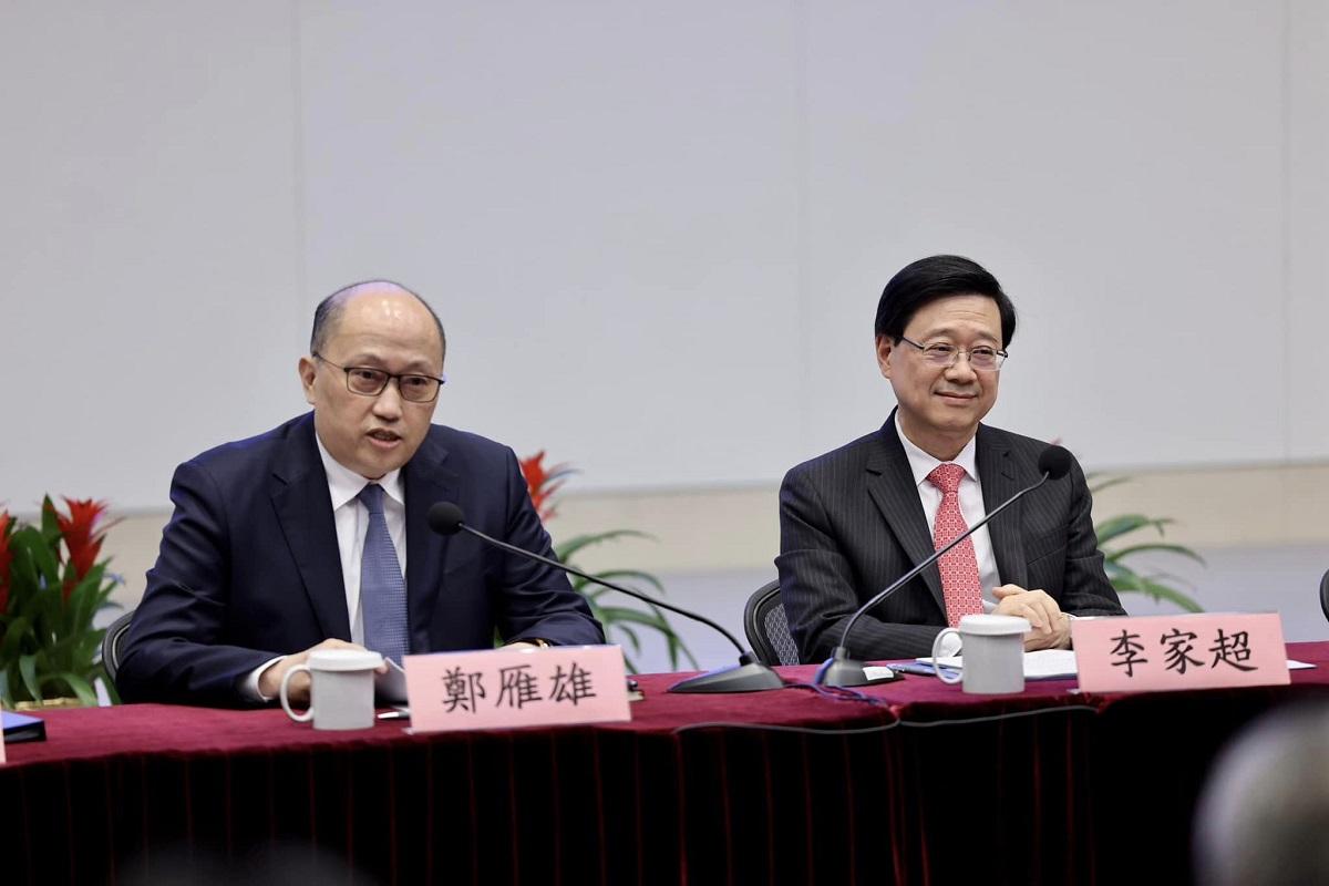 李家超(右)在政府總部主持全國兩會精神座談會,邀請到鄭雁雄(左)出席分享。(李家超FB)