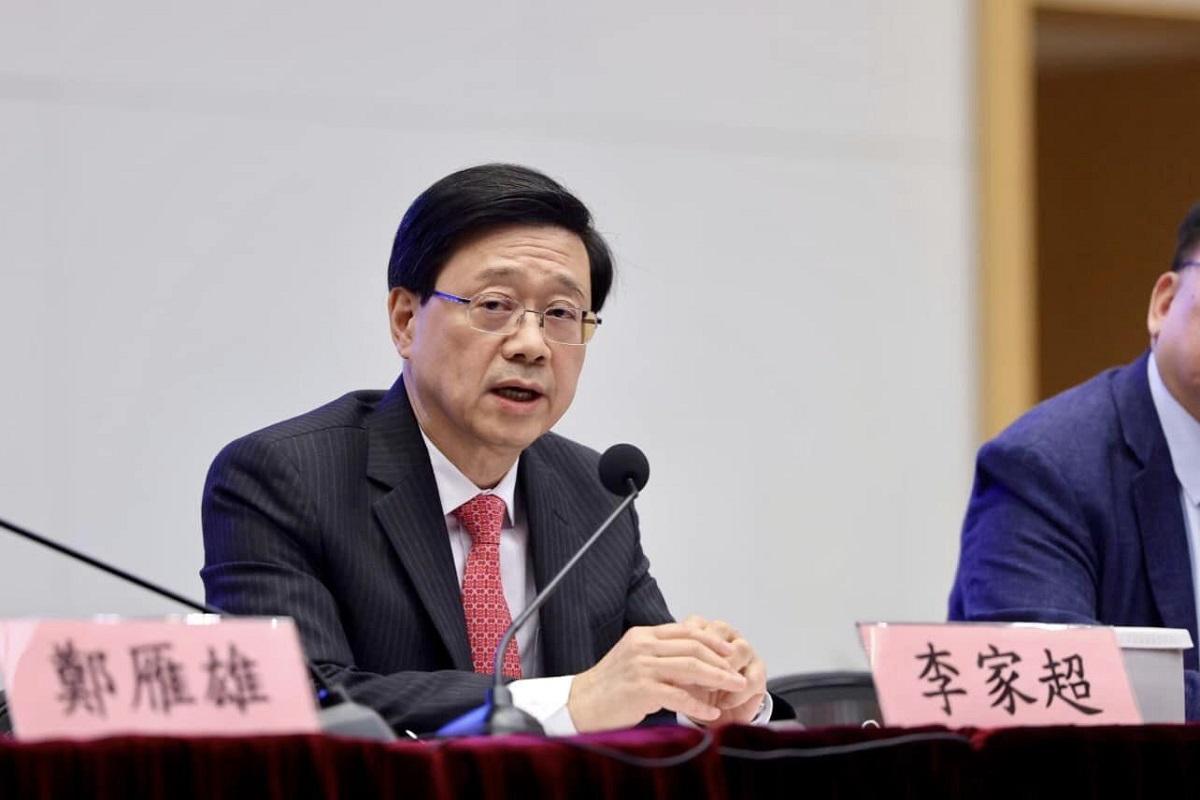 李家超主持全國兩會精神座談會。(李家超FB)