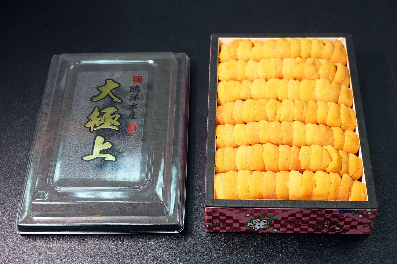 大極上 馬糞海膽 $1985(拍賣會當日價錢,非固定售價,只供參考) 馬糞海膽主要產自日本北海道以南,本州和九州海域,通常甘甜度很高,屬高品質海膽,時令一般在夏末秋初。