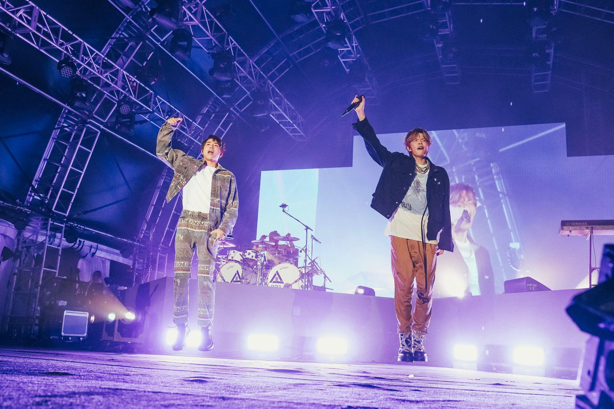 MIRROR成員AK與八三夭唱出鄭秀文的《眉飛色舞》。