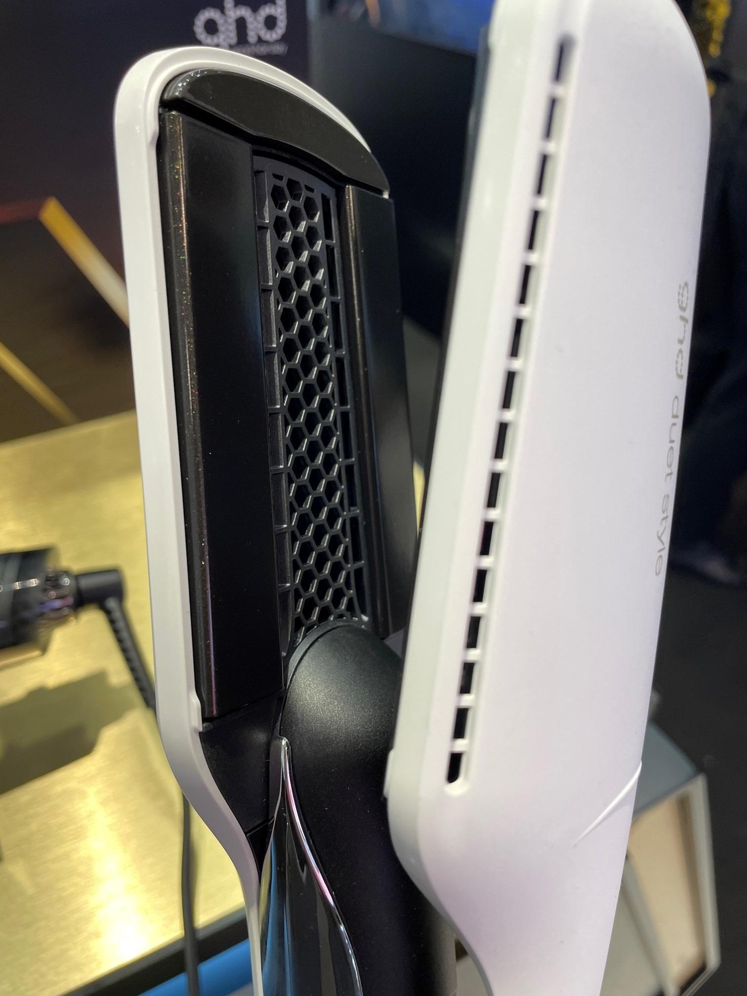 造型夾內有空氣格網,配合4塊低溫智能發熱造型板,有效吹乾頭髮同時造型。