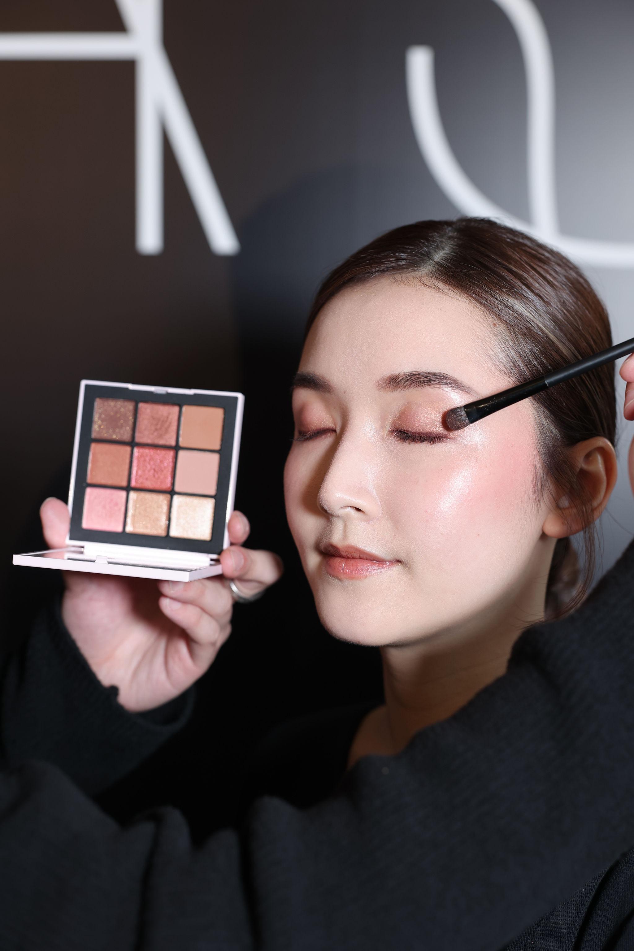 Step 3. 以小巧眼影掃沾金屬銅色FASTER PUSSYCAT及深巧克力配金色閃片色GALAPAGOS,於眼尾三分一位置向外暈開,讓雙眼放大,並加強深邃感。