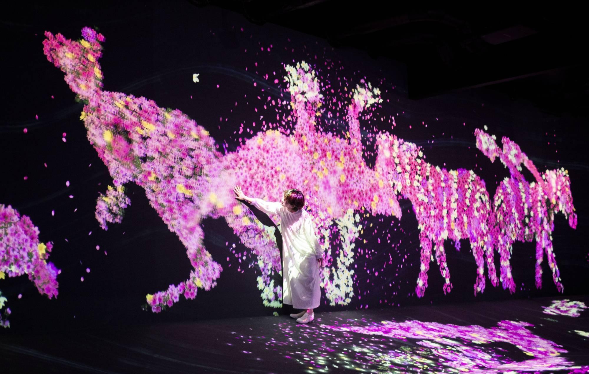 由櫻花組成的動物在立體世界到處走動。