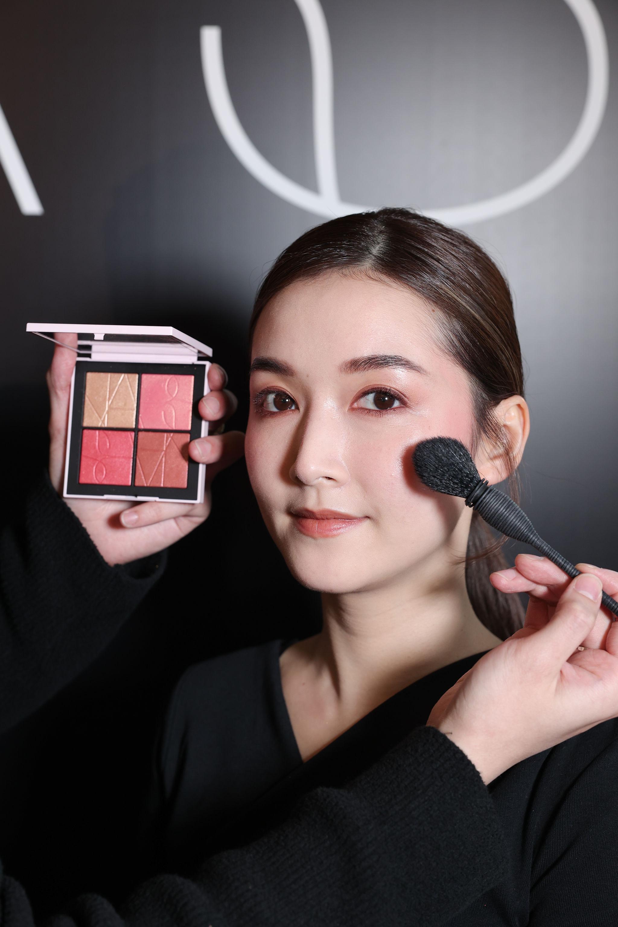 Step 4. 使用ORGASM四色胭脂組合的玫瑰古銅色ORGASM RUSH(右下色調)掃於C ZONE位置上包裹蘋果肌,塑造自然立體光影輪廓效果。