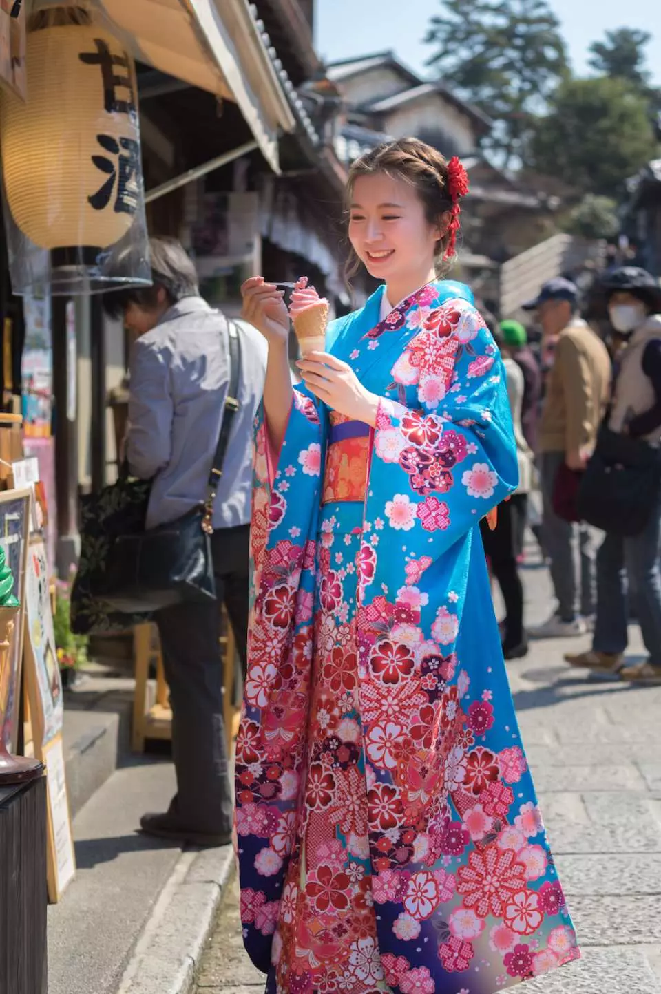 可根據個人喜好自由挑選和式款式,並由經驗豐富的專業著裝師協助造型
