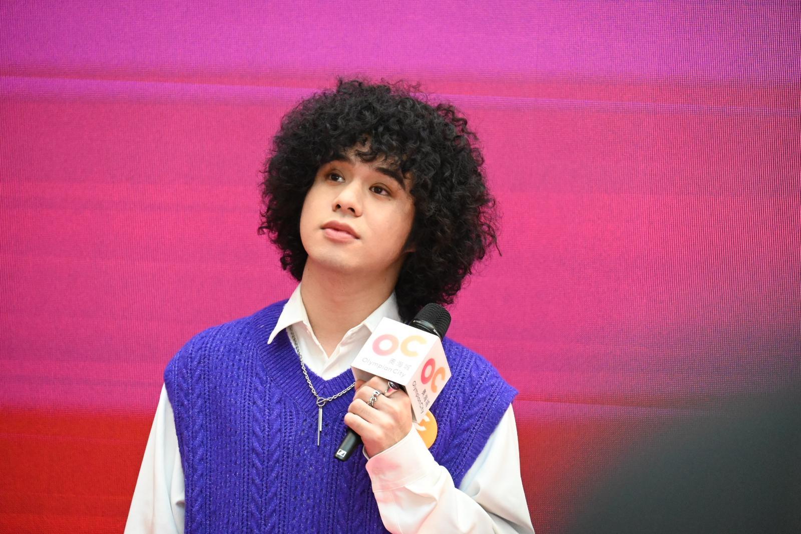 Mike 現場獻唱哥哥的經典金曲《有誰共鳴》。