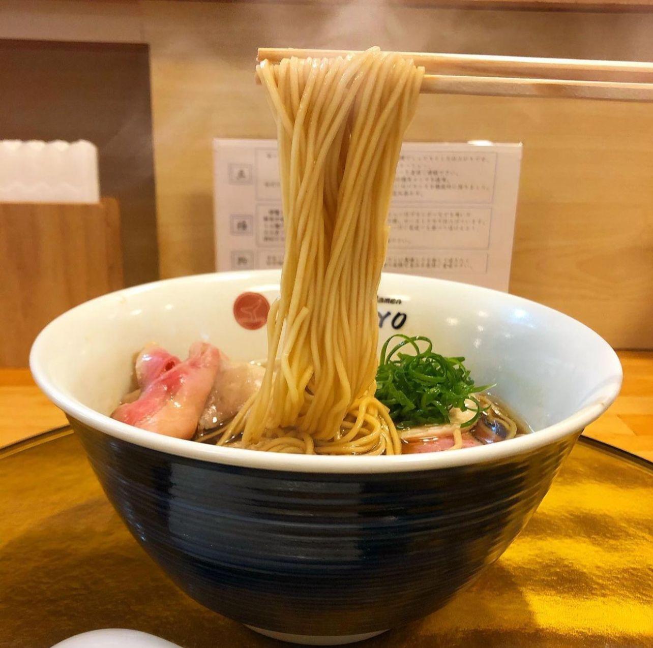 麵條是以三河屋製麵特製的平打中細麵。(圖:nyao0324 Instagram)