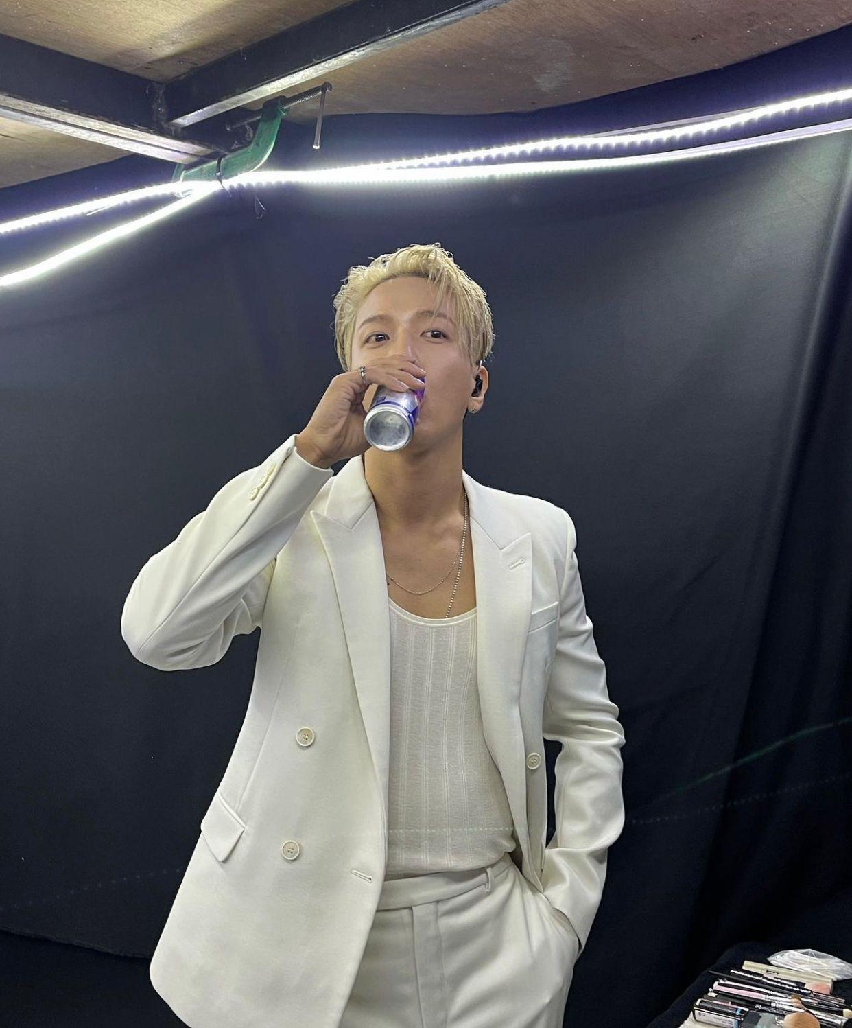 鄭容和以金毛靚仔髮型抵港。