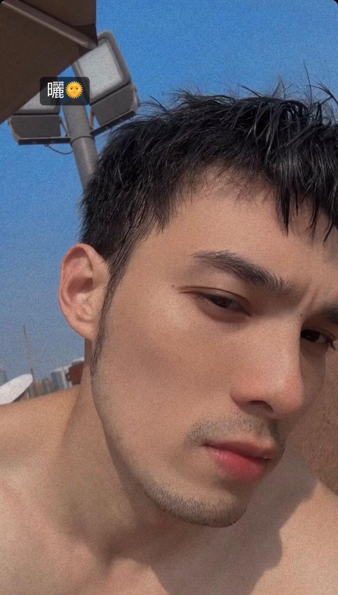 黃偉晉趁今日綵排前空檔享受日光浴。