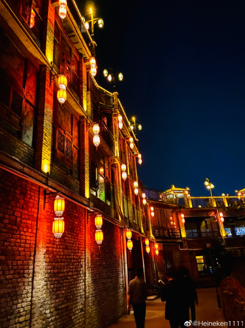 小鎮集營地、餐廳、劇場於一身,另有不少文創小店 (Weibo@ Heineken1111)