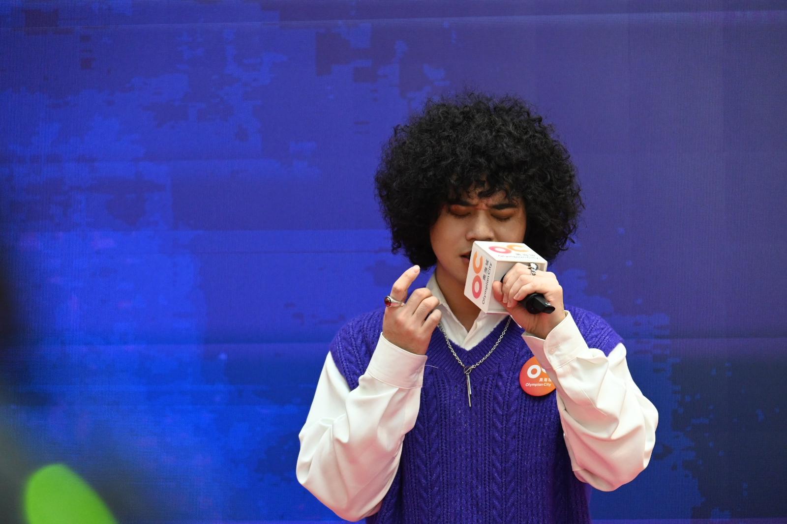 Mike 現場獻唱哥哥的經典金曲《有誰共鳴》。