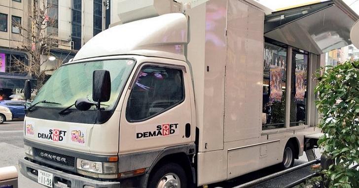 有傳店舖頂樓放置SOD的「名物」魔鏡號。(網上圖片)