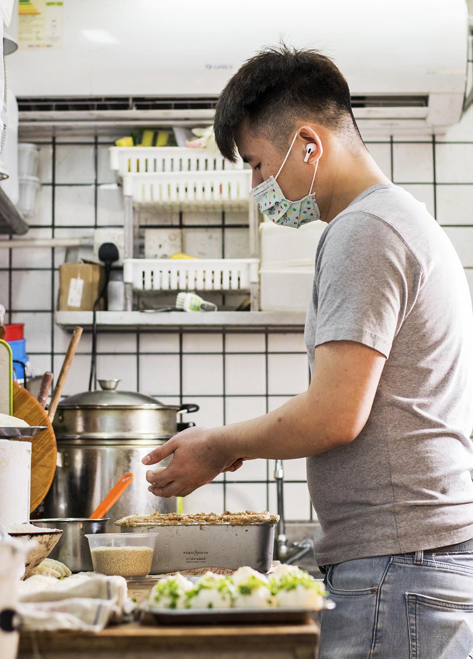 店主阿健對出品很有要求,店內生煎包、鍋貼、小籠包的外皮都是自己打麵糰製成,不用現成貨。