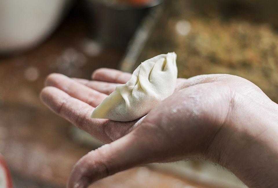 鍋貼長身,飽滿。