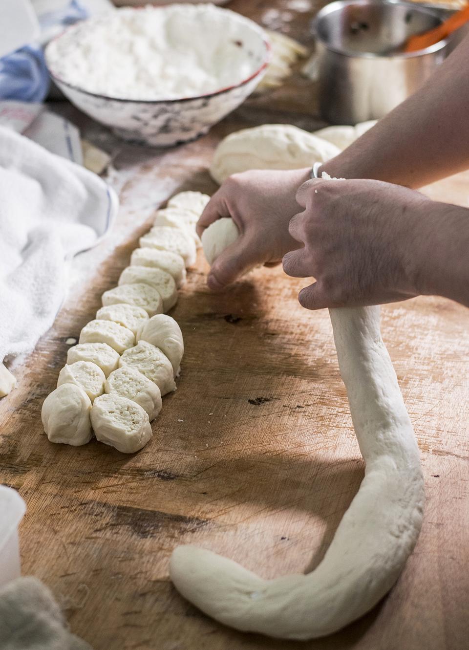 生煎包麵糰用天然酵母,自己發酵而成,包身鬆,不會死實。