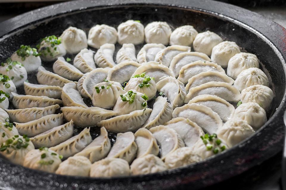 用生鐵鑊煎,取其受熱平均。