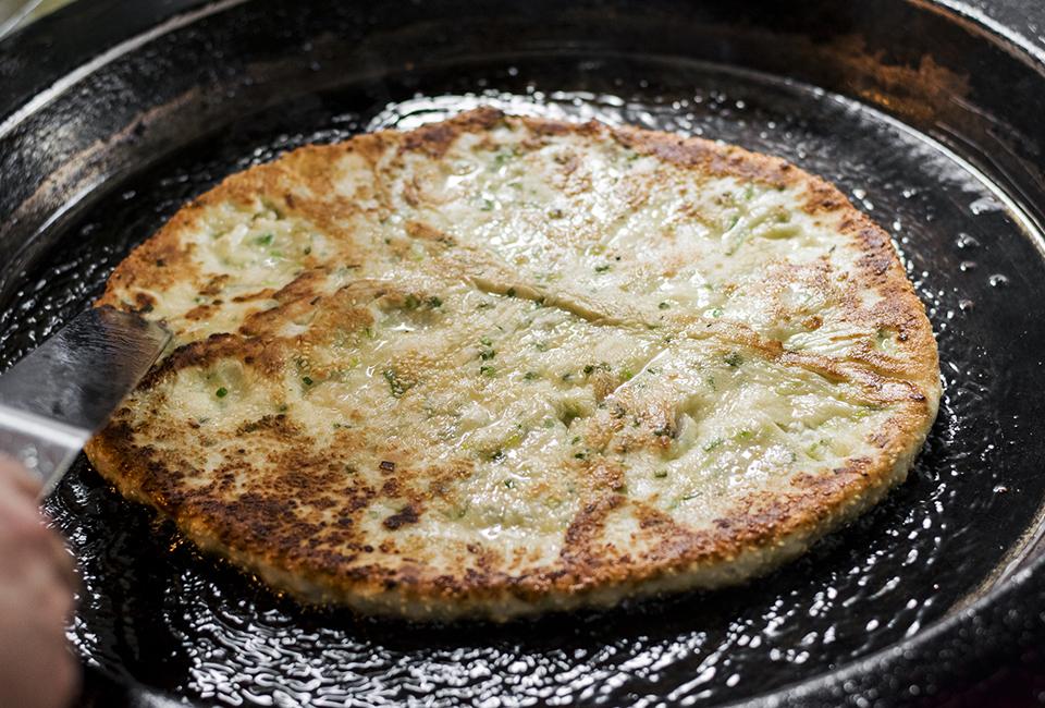 蔥油餅 $10/塊。街坊心水之選,每次只煎少量,夠新鮮,不會放到腍。