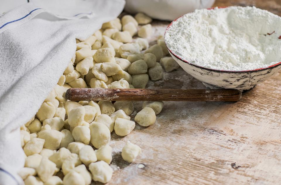 包點不會一早做完全日份量,分開幾次搓,保持新鮮。像枱左邊就是鍋貼外層的麵糰。