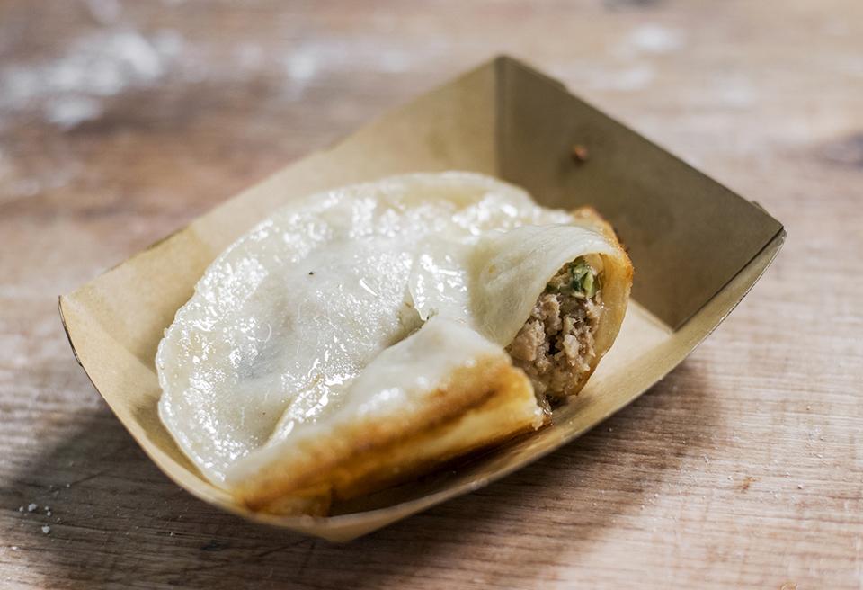 餡料juicy多汁,豬肉香夠濃,皮厚薄適中,帶點韌性。