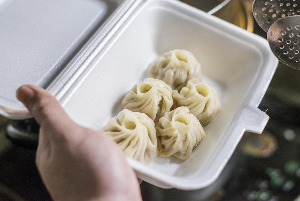 蒸小籠包 $25/5個。皮薄多汁,加醋更香。