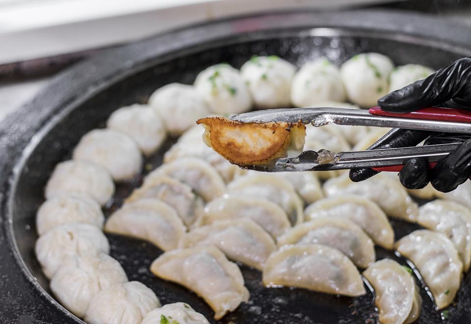 生煎鍋貼 $4/隻。隻隻煎得微焦脆口。