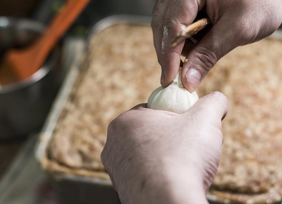 填滿餡料,封口,等待被煎。