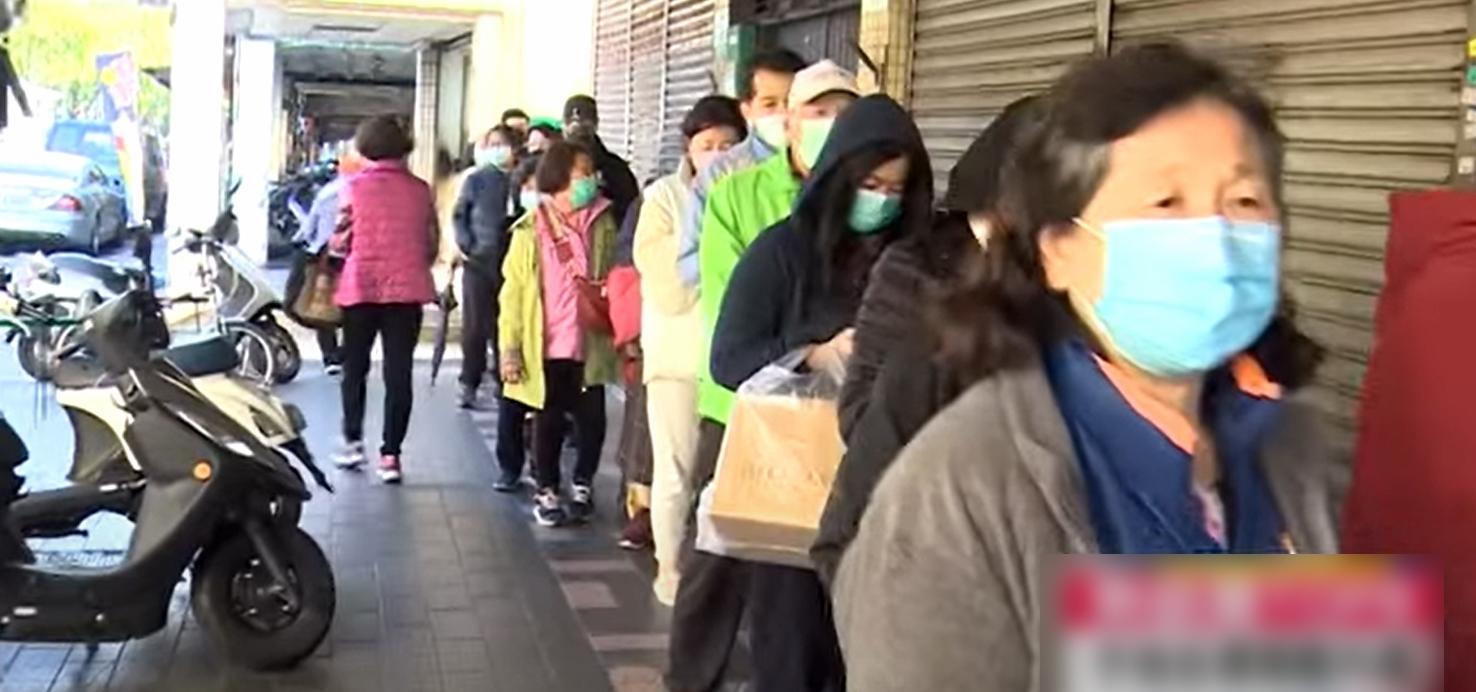 台北一間蛋行未開門就有大批民眾排隊等買蛋。(互聯網)
