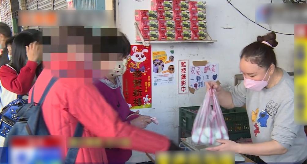 蛋行老闆娘表示,所謂每台斤55元新台幣的批發價,根本買不到蛋。(互聯網)