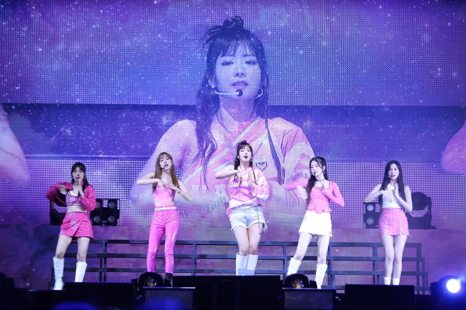 韓國女團Apink在九龍灣國際展貿中心STAR HALL舉行巡演香港站。