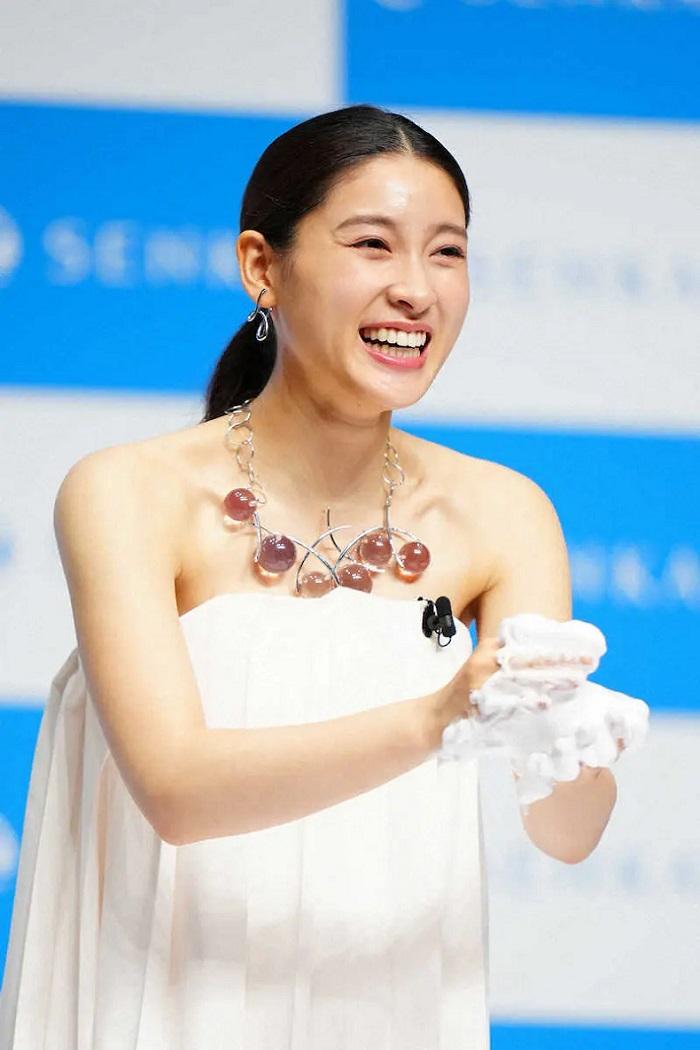 28歲的土屋玩泡泡仲係好少女。