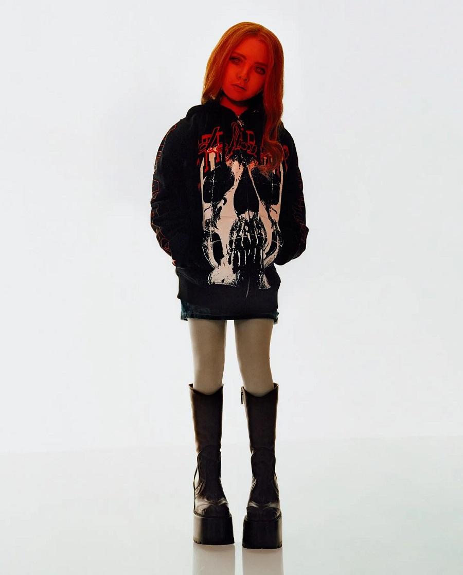 一身少女服打扮成為潮流指標。