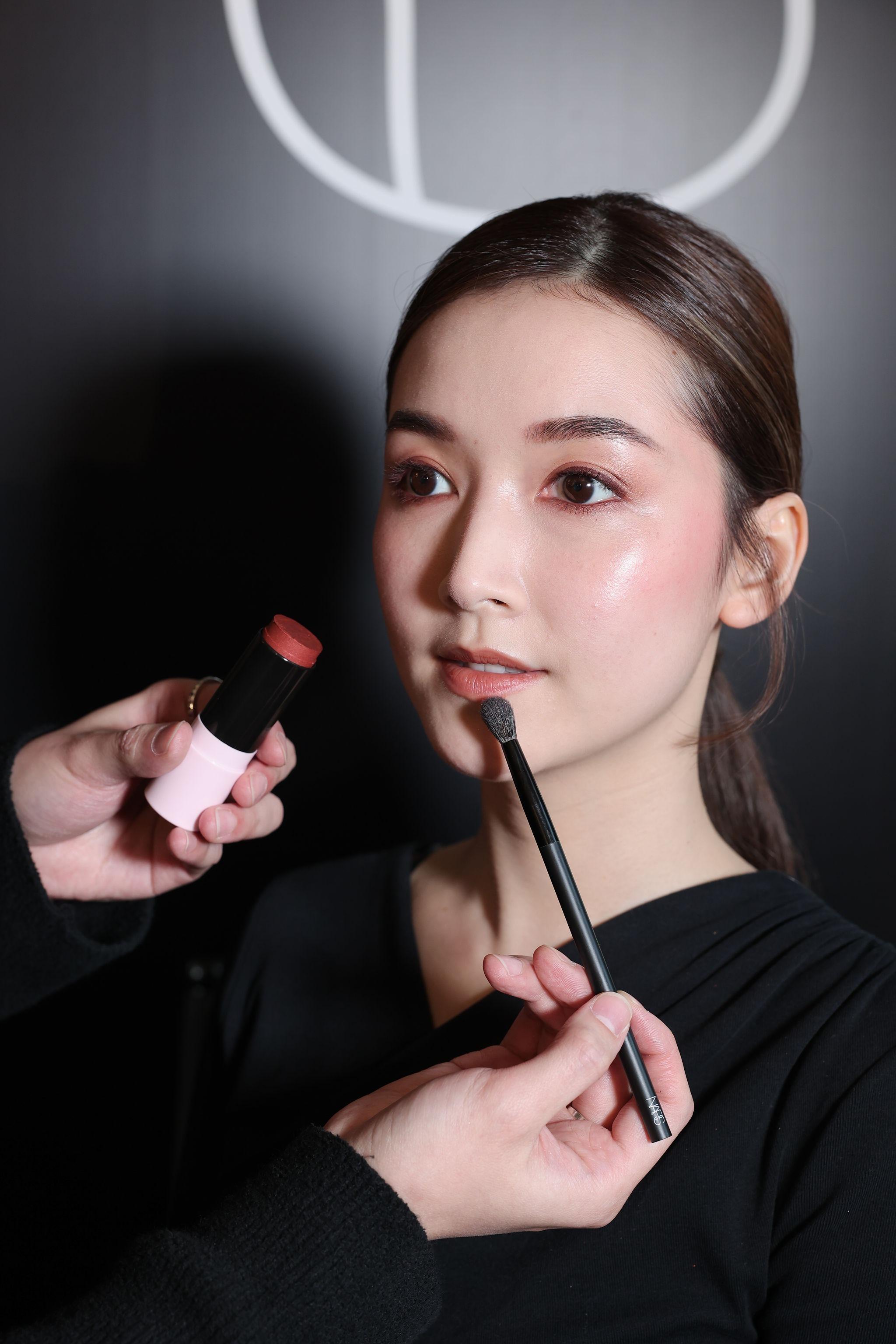 Step 6. 多功能彩妝膏更可用於眼睛、臉頰及咀唇或身體局部打亮,適合化妝初學者。除了經典色調Orgasm,更推出全新暖調的玫瑰古銅色Orgasm Rush。以掃或手指沾取適量,塗抹於滿整個咀唇,打造輕盈清爽的透明自然妝容。