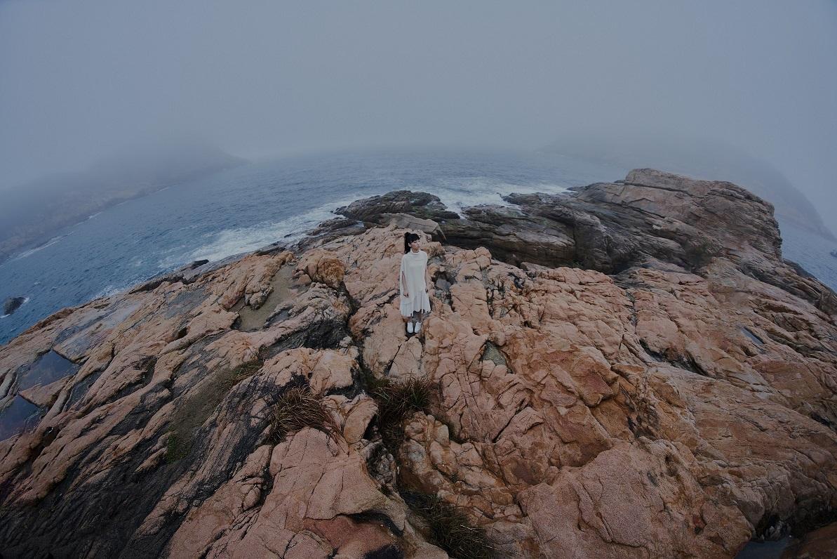 炎明熹於海岸邊為新歌《大開眼界》拍MV。