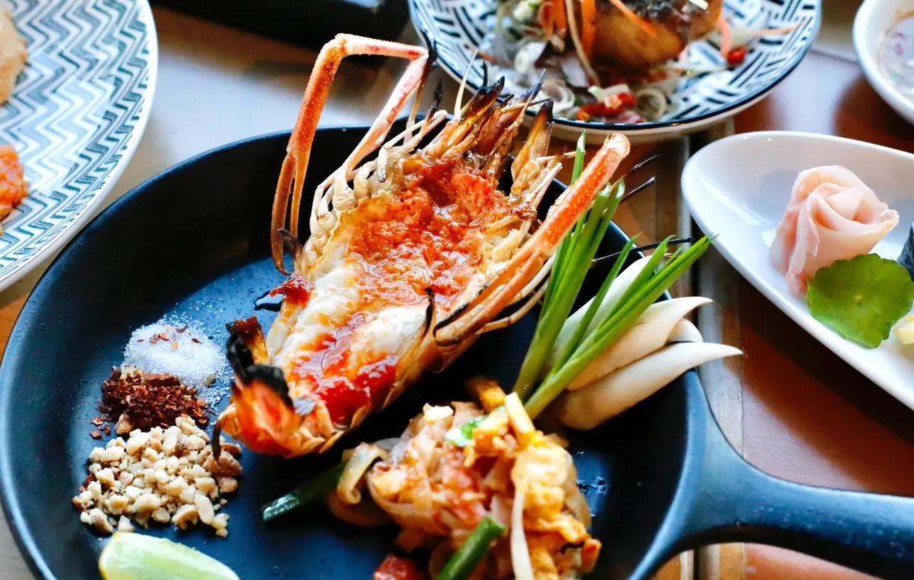 曼谷彩虹雲霄酒店78層海鮮自助餐