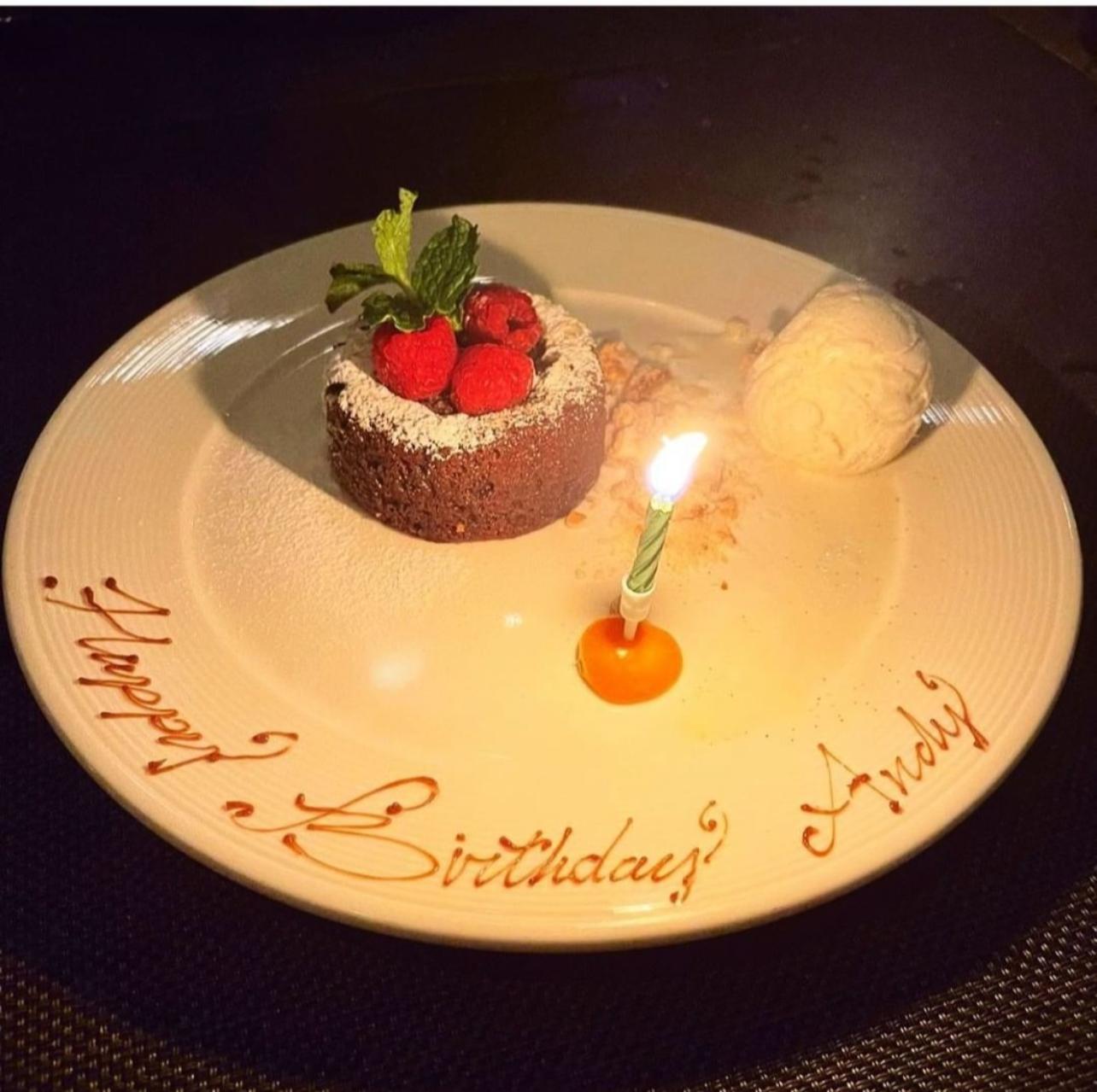 雖然沒有贈送甜品或生日蛋糕,但提前訂座,店員會在甜品上寫上生日快樂及插上蠟燭,並免費送上即影即有作留念。(圖:Wooloomooloo Prime Instagram)