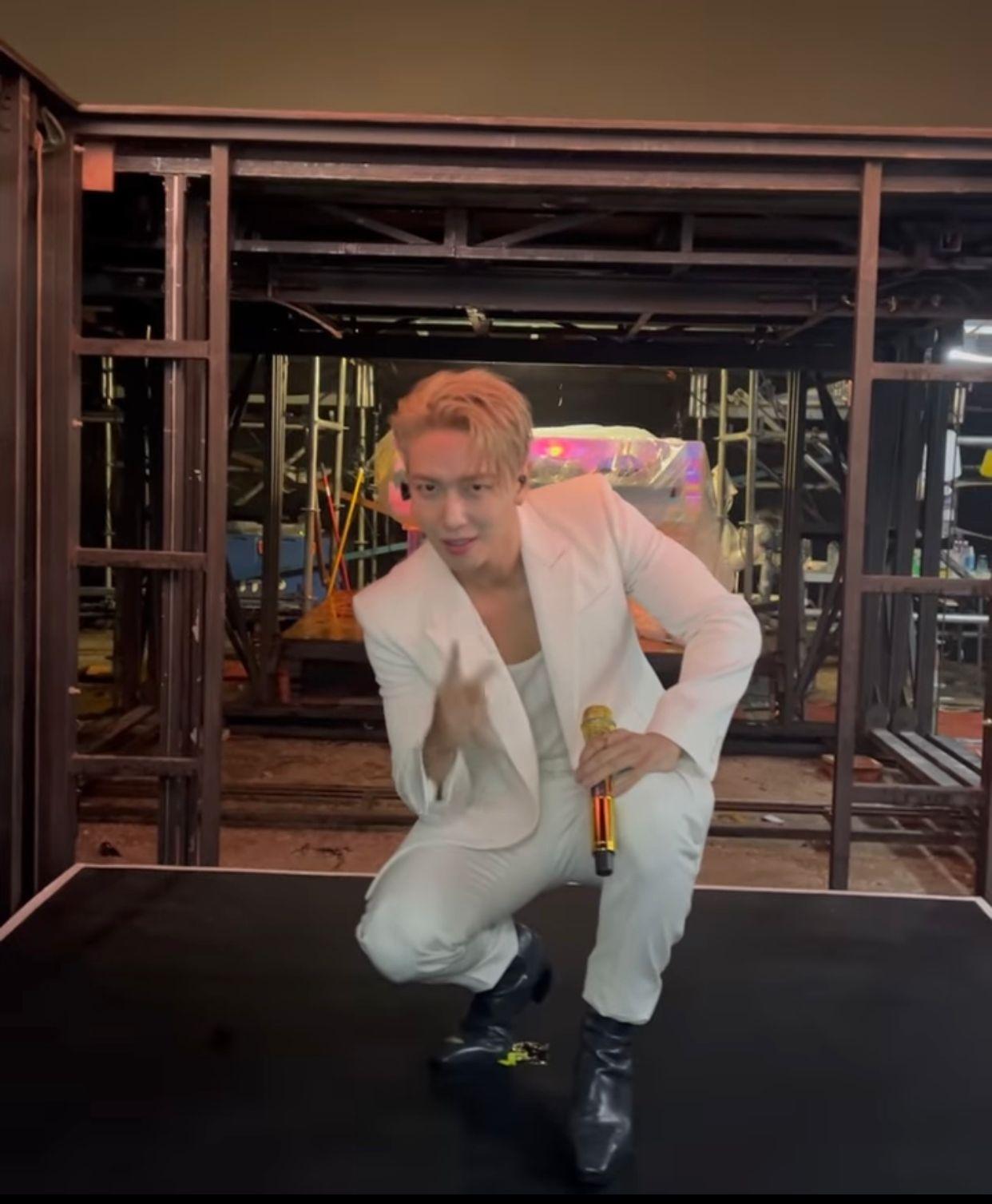 鄭容和為JJ林俊傑中環個唱驚喜站台。