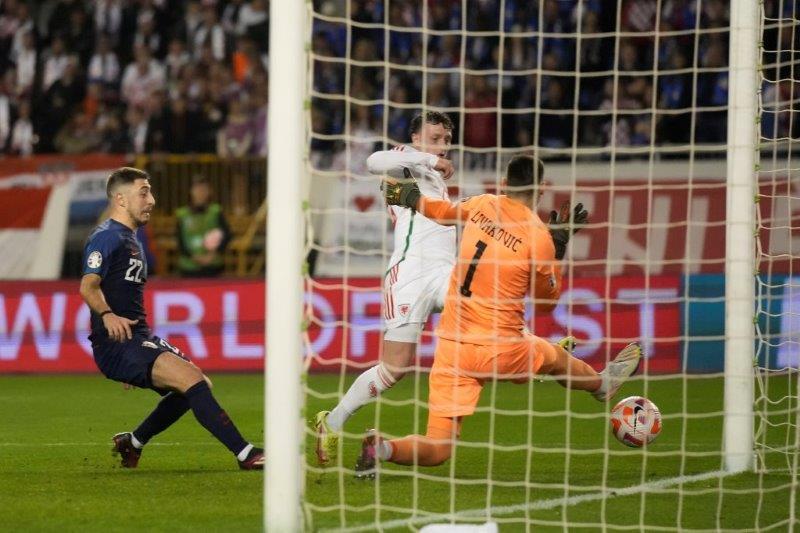 威爾斯24歲前鋒尼頓布洛希特首戰入波