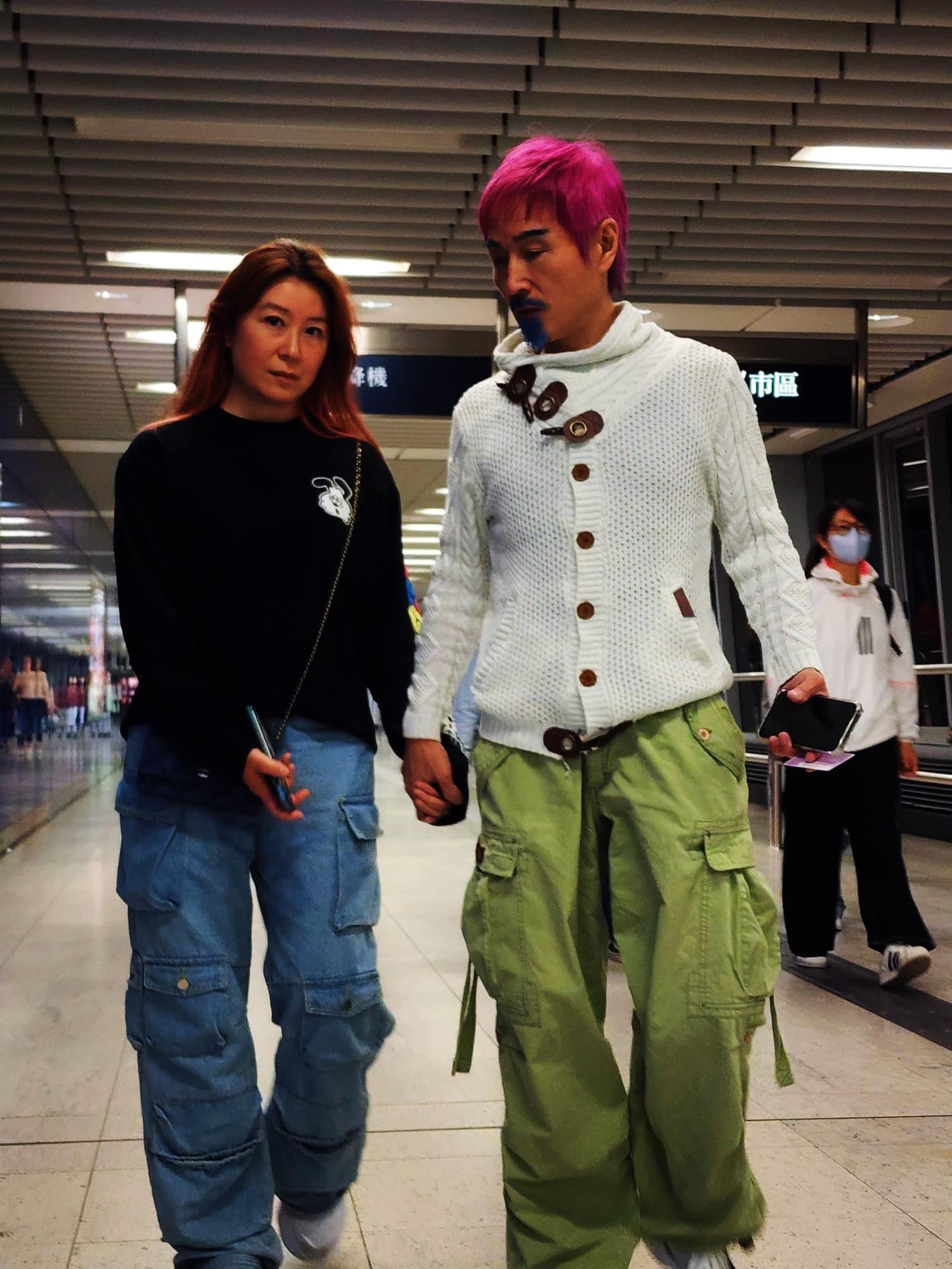 周啟生偕家人到場睇騷。