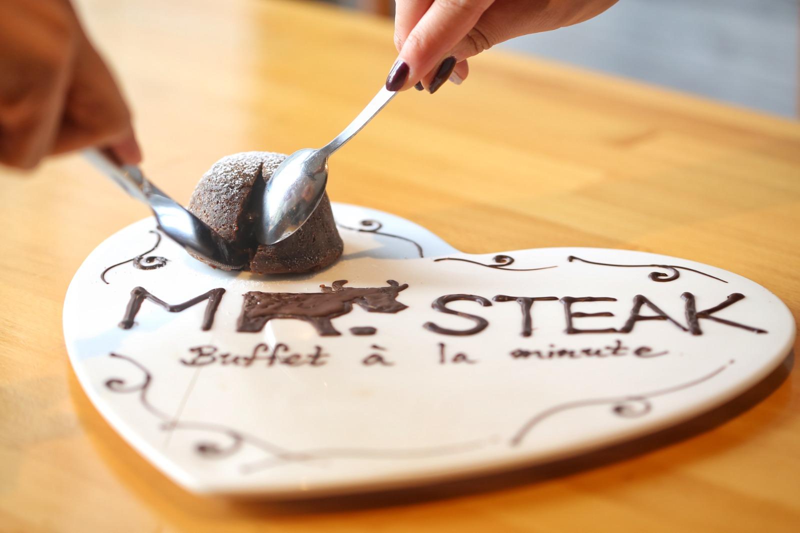 心太軟可以在紙上寫上祝福句語,交由甜品師傅在碟上畫出圖案及祝福句語,極有心思!