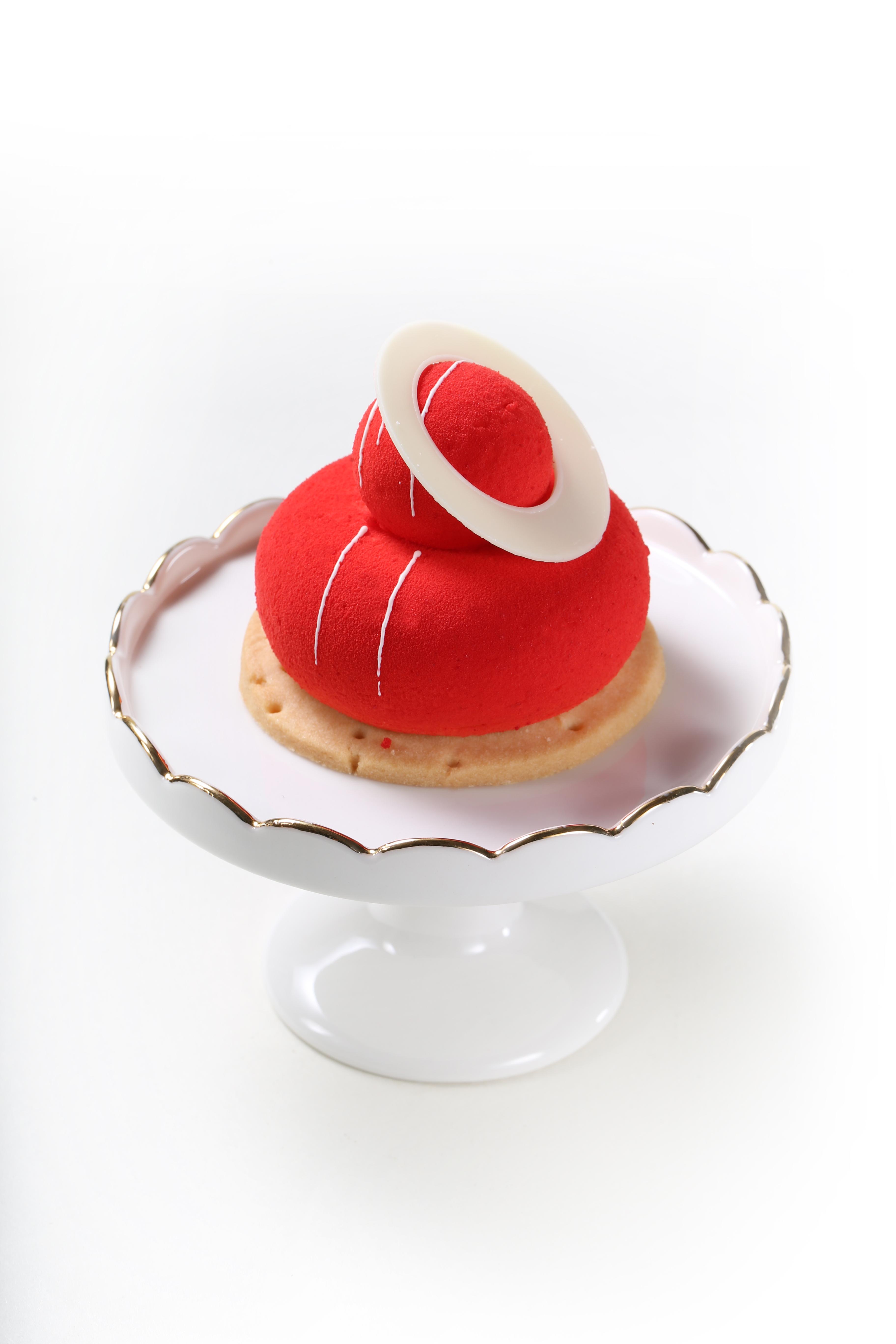 生日甜品其中一款是雜莓雲呢拿慕斯蛋糕。