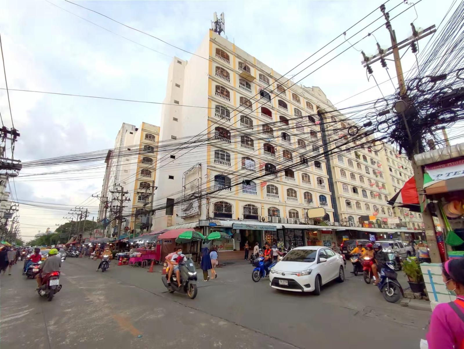 泰妹老婆帶阿腎去位於On nut及Udom Suk兩區交界的平民路邊攤小食一條街掃街,當中有很多意想不到的平民美食!