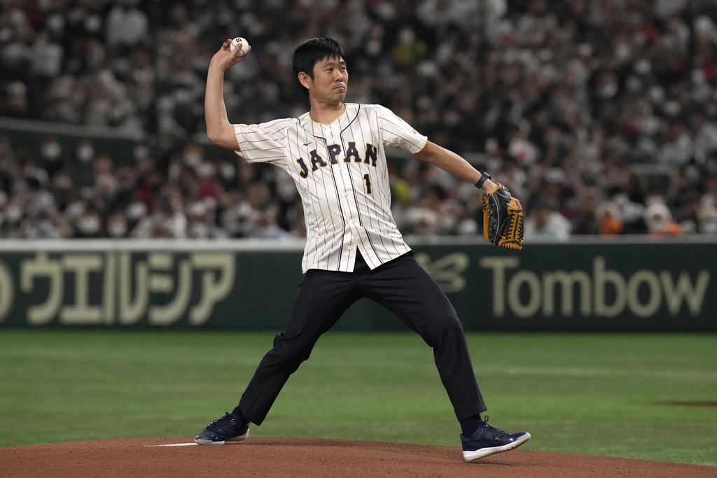 日本足球國家隊主帥森保一在日本對中國的比賽任開賽投球嘉賓。(美聯社)