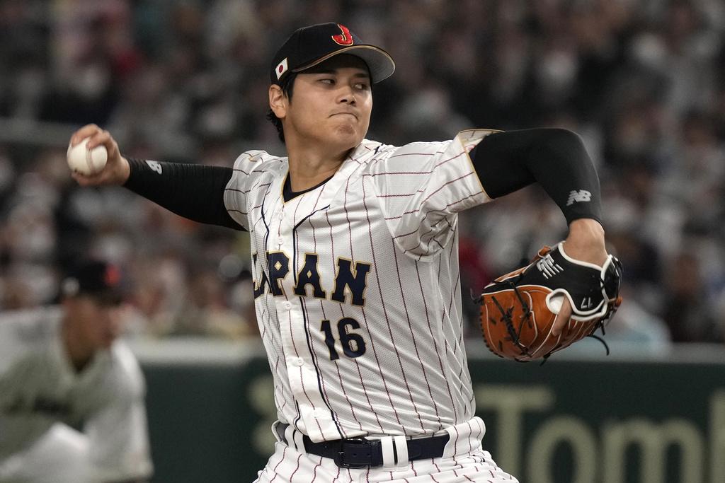 大谷翔平在對中國的比賽擔任首發投手及第3棒。(美聯社)