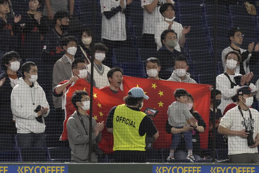 中國球迷在東京巨蛋為中國棒球隊打氣。(美聯社)