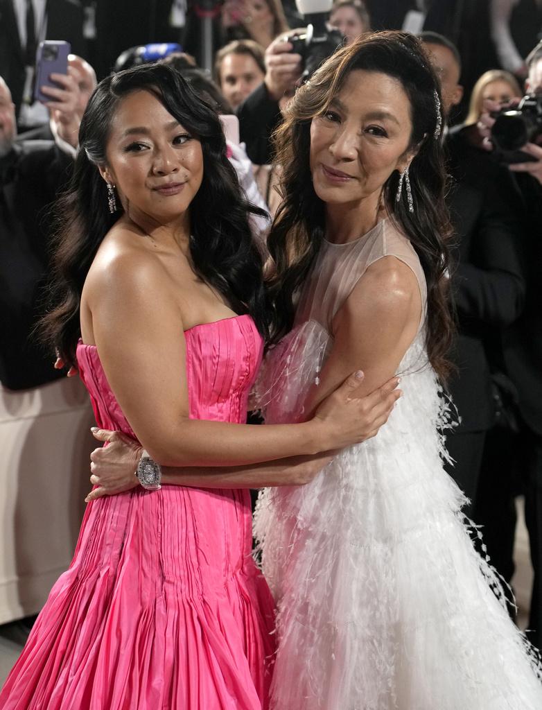 楊紫瓊與在《奇異女俠玩救宇宙》中合演母女的Joy Wang一齊合照。(AP)